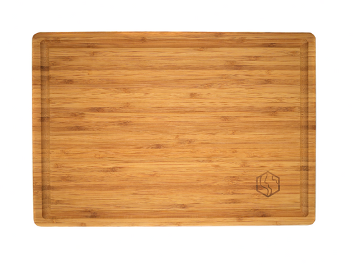 Das Schneidebrett ist ein stilvolles Küchenaccessoire: rechteckig mit abgerundeten Ecken, Saftrille und dezentem Logo auf heller Holzmaserung – präsentiert vor weißem Hintergrund.