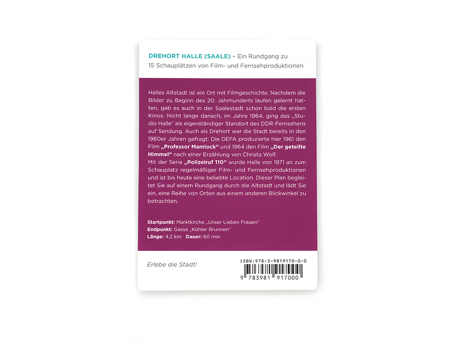 Eine Postkarte in deutscher Sprache zum Kulturstadtplan „Drehort Halle (Saale)“ mit 15 Filmschauplätzen, mit weißem Text auf violettem Grund, Informationen zur Karte, Startpunkt, Gesamtlänge und ISBN.