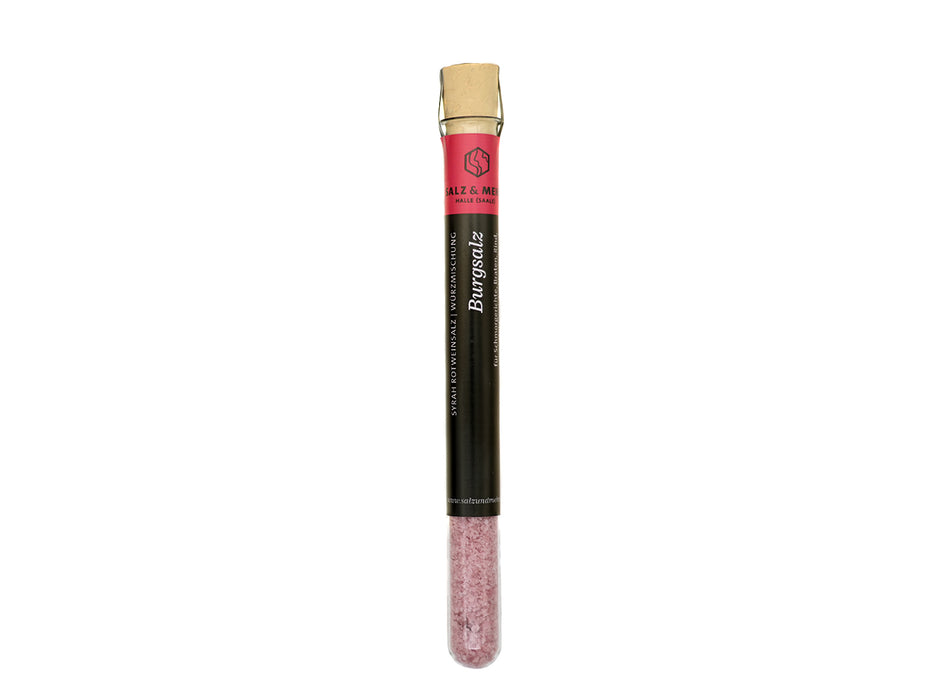 Ein klares Reagenzglas, gefüllt mit grobem rosa Salz, verschlossen mit einem Korken. Auf dem Etikett steht „SALZ & MEHR“ und „Burgsalz klein“ – eine Gourmet-Gewürzmischung, perfekt zum Verfeinern von Fleisch oder zum Verfeinern Ihrer Lieblingsgerichte.