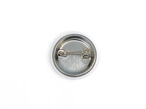Der Button „Verliebt in Halle“ ist eine runde Anstecknadel aus Metall. Die Rückseite ist mit einer waagerechten Sicherheitsnadel zur sicheren Befestigung an der Kleidung versehen und befindet sich auf einem schlichten weißen Hintergrund.