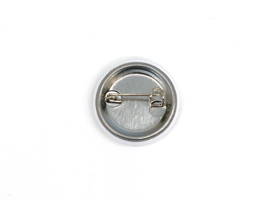 Der Button „Verliebt in Halle“ ist eine runde Anstecknadel aus Metall. Die Rückseite ist mit einer waagerechten Sicherheitsnadel zur sicheren Befestigung an der Kleidung versehen und befindet sich auf einem schlichten weißen Hintergrund.