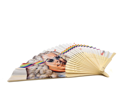 Der Fächer „Graffiti-Händel“ ist teilweise geöffnet und zeigt ein Gesicht mit Sonnenbrille und einem kräftigen Regenbogenstreifen auf beigem Stoff mit Bambusstreben. Perfekt für sommerliche Konzerte, ruht er auf einem weißen Hintergrund mit viel Freiraum.