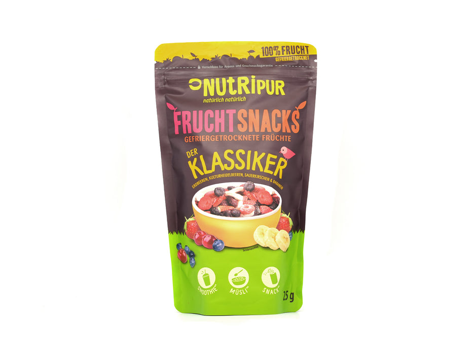 Die Fruchtsnacks „Der Klassiker“ kommen im Standbeutel mit farbenfroher Verpackung und präsentieren gefriergetrocknete Früchte in einer Schale – ideal als Snack oder Müsli-Topping. Der deutsche Text betont die natürlichen, veganen und glutenfreien Eigenschaften.