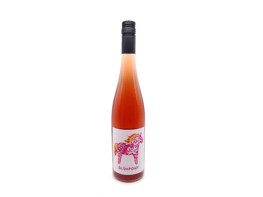 Eine hohe Flasche Glühwein – Glühpony – mit schwarzem Schraubverschluss. Das Etikett zeigt ein rosa Pony, florale Muster und darunter „GLÜWPONY“ auf schlichtem weißem Hintergrund.