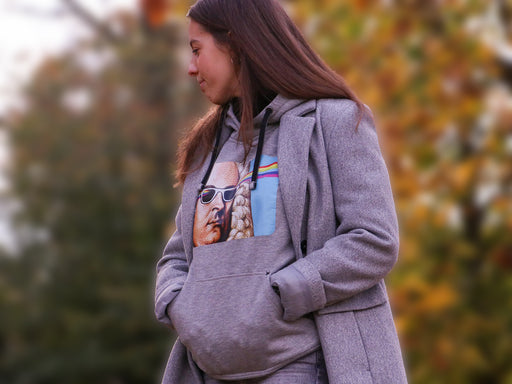 Händel hätt´s getragen! Der Kapuzenpullover mit dem leuchtenden Graffiti-Händel-Motiv ist nicht nur lässig und bequem sondern auch kuschelweich und gemütlich. Die aufgenähte Känguruh-Tasche hält außerdem die Hände schön warm, wenn es kalt wird.