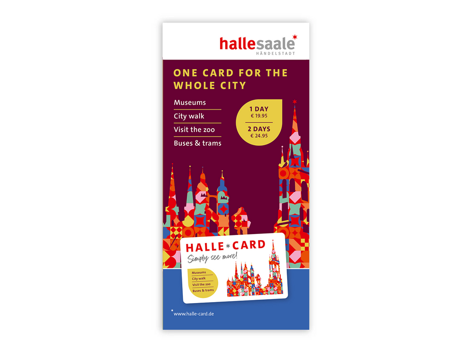 Der Halle Card Flyer (Englisch) zeigt leuchtend rote, blaue und orangefarbene Gebäude. Die Karte bietet Zugang zu Museen, Stadtführungen, Zoo und öffentlichen Verkehrsmitteln. Preise: 19,95 € (1 Tag), 24,95 € (2 Tage). Mehr Informationen unter www.halle-card.de.
