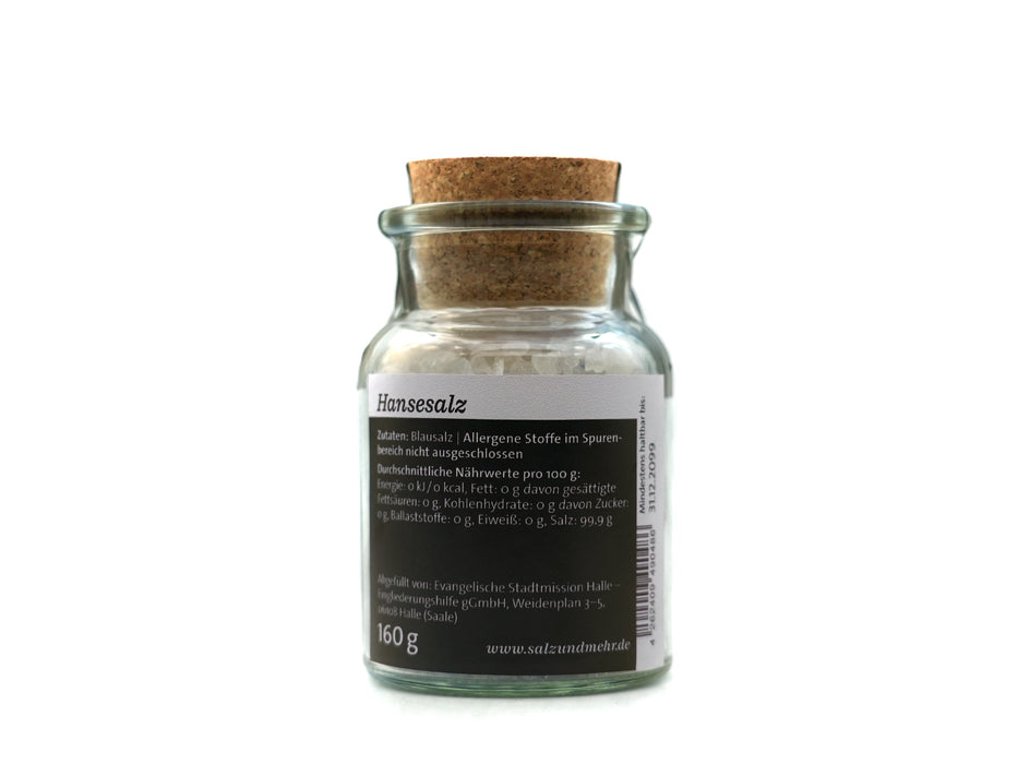 Hansesalz groß wird in einem Glas mit Korkdeckel und grauem Etikett mit Produktinformationen, Zutaten, Nährwerten und einem Gewicht von 160 g geliefert. Es enthält grobes weißes Salz, ideal für die Aromaküche.