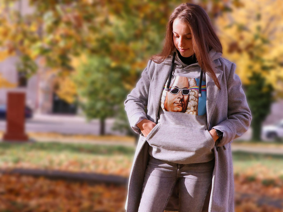 Händel hätt´s getragen! Der Kapuzenpullover mit dem leuchtenden Graffiti-Händel-Motiv ist nicht nur lässig und bequem sondern auch kuschelweich und gemütlich. Die aufgenähte Känguruh-Tasche hält außerdem die Hände schön warm, wenn es kalt wird.