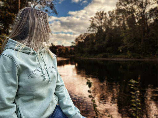 Anziehend für Halle-Liebhaber Okay, Halle ist nicht London, New York oder Sydney, und trotzdem unverwechselbar. Dezent aber in voller Schönheit präsentiert sich die hallesche Skyline mit den fünf Türmen, der Saale, dem Zoo & Co. auf diesem kuschligen Hoodie. Das kann sich ohne Weiteres sehen lassen.