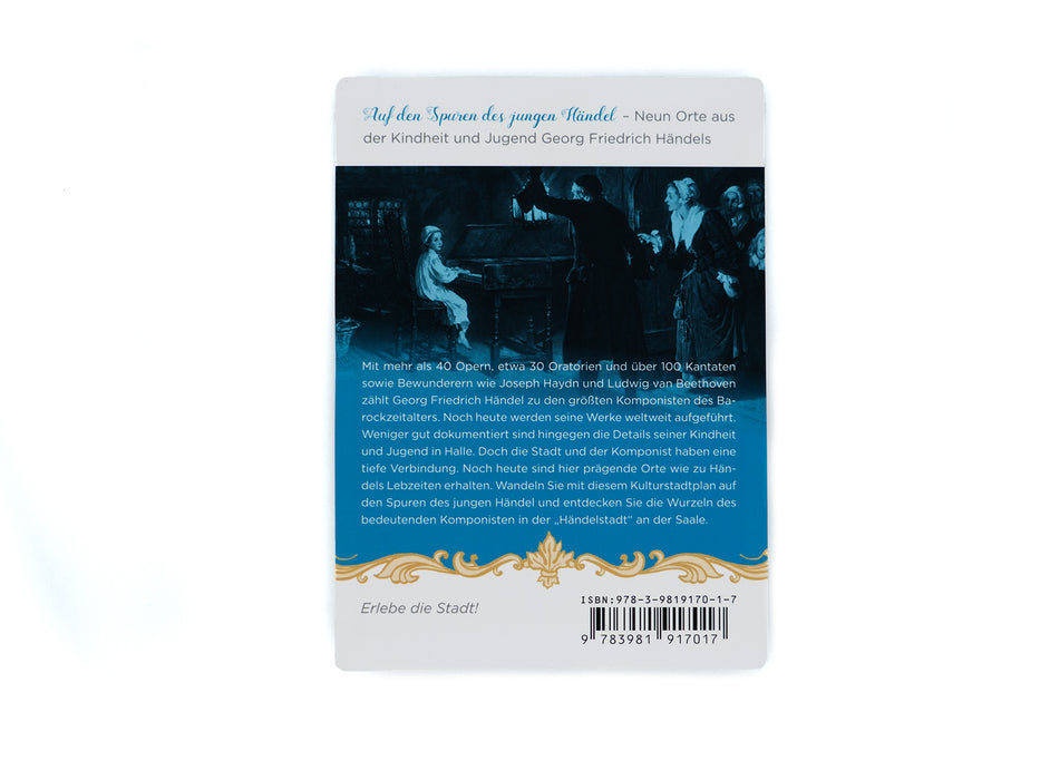 Das Bild zeigt die Rückseite des Kulturstadtplans „Auf den Spuren des jungen Händel“ mit deutschem Text, einem Barcode und einer blau getönten Illustration von Musikern und einem Kind am Cembalo.
