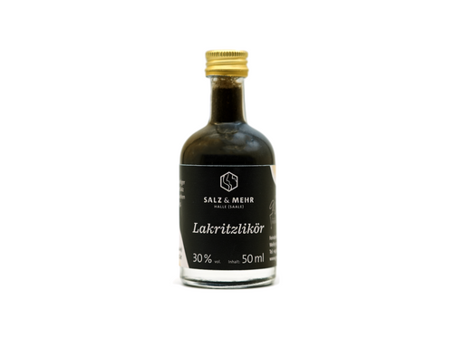 Eine kleine, klare Glasflasche mit goldenem Verschluss enthält eine dunkle Flüssigkeit mit der Aufschrift „Hallesaale* | Shop Lakritzlikör klein“. Das Etikett zeigt weißen Text auf schwarzem Grund. Mit 30 Vol.-% Alkohol und einem Fassungsvermögen von 50 ml erinnert das moderne Design an Aromen, die an Salzatal erinnern.
