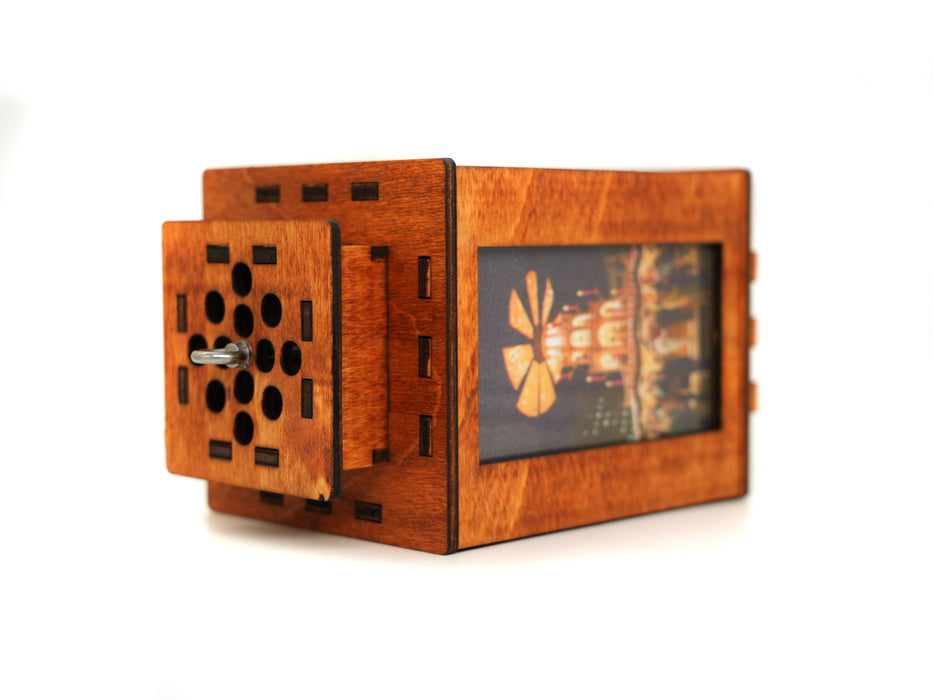 Die Holzlaterne „Halle (Saale)“ ist eine Holz-Puzzlebox mit dekorativer Stadtansicht aus nachhaltigen Materialien. Sie verfügt über ineinandergreifende Verbindungen, eine bewegliche Frontplatte mit runden Löchern und einen kleinen Metallgriff.