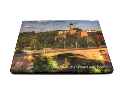Der Magnet „Burg Giebichenstein“ zeigt ein Foto der Burg Giebichenstein auf einem Hügel, der Giebichensteinbrücke über die Saale und üppigem Grün. Der Text lautet „Burg Giebichenstein Halle (Saale)“.