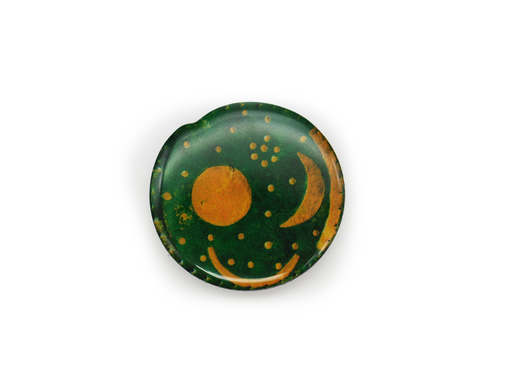 Der Magnet „Himmelsscheibe von Nebra“ zeigt eine runde grüne Scheibe mit goldener Sonne, Halbmond und Sternen – eine Anspielung auf einen antiken Nachthimmel. Sichtbare Abnutzungserscheinungen und Patina unterstreichen den geheimnisvollen und historischen Charme des Magneten.