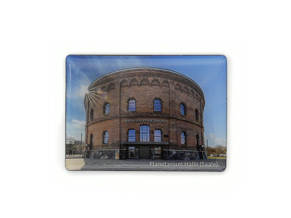 Der Magnet „Planetarium“ besteht aus einem runden Backsteingebäude mit Bogenfenstern und einem Sonnenstrahl unter blauem Himmel. Am Eingang steht „DÖNITZ PLANETARIUM“, darunter „Planetarium Halle (Saale)“.