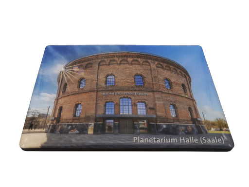 Der Magnet „Planetarium“ ist ein rechteckiges, magnetisches Souvenir, das das Planetarium Halle (Saale) unter blauem Himmel mit Sonneneinstrahlung von links zeigt. Eingang und Fenster sind sichtbar, mit der weißen Aufschrift „Planetarium Halle (Saale)“.