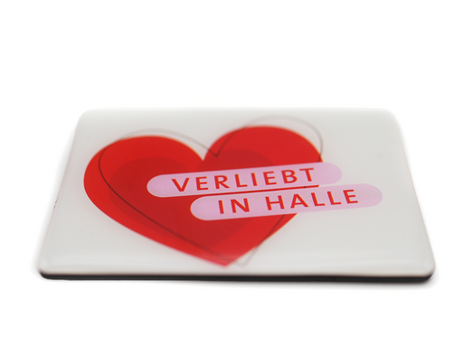 Der Magnet „Verliebt in Halle“ ist ein rechteckiger Magnet mit einem roten Herz auf weißem Grund. Zwei rosa Streifen mit der Aufschrift „VERLIEBT IN HALLE“ kreuzen das Herz und ergeben ein schlichtes und fröhliches Design für jeden Halle-Fan.