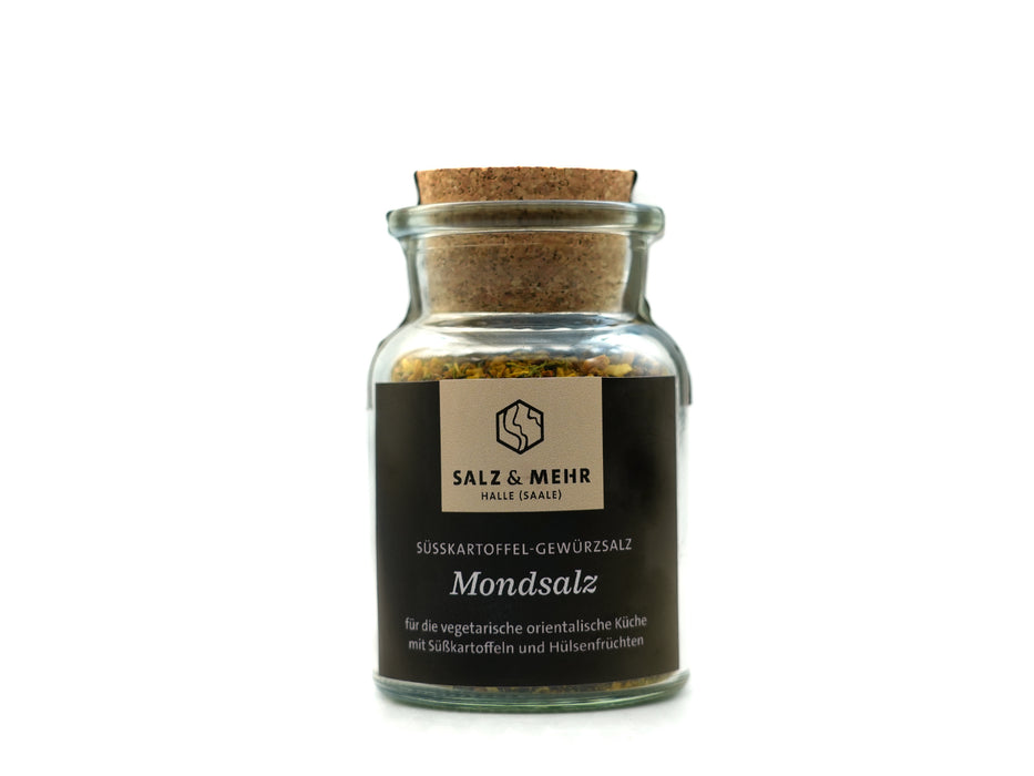 Ein klares Glas mit Korkdeckel und schwarzem „Salz & Mehr-Bundle Mondsalz groß mit Salzschaufel“-Etikett enthält Süßkartoffel-Gewürzsalz, ideal für die orientalische vegetarische Küche.