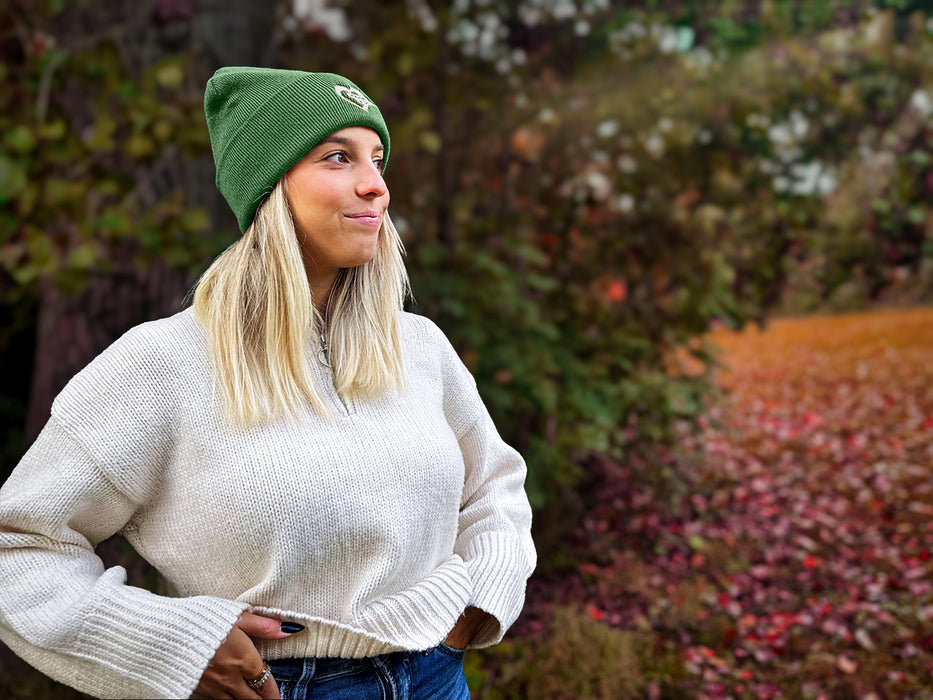 Der Winter kann kommen Eingekuschelt, mollig warm und trotzdem stylish. Geht das? Wir sagen ja, mit dem neuen Verliebt in Halle-Beanie. Erhältlich in zehn frischen Farben, macht die Mütze Lust auf winterliche Temperaturen. 