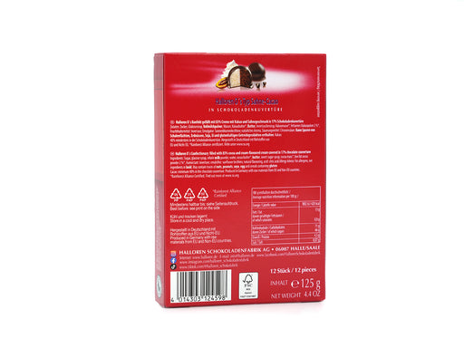 Der Klassiker
Das Original mit einer Füllung aus feinster Sahne-Cacao-Creme und umhüllt von knackiger Zartbitterschokolade. Diese Leckerei ist ein Höchstgenuss für Liebhaber süßer Köstlichkeiten. Der Klassiker unter den Halloren Kugeln ist seit 1952 das wohl bekannteste Produkt aus dem Hause Halloren.