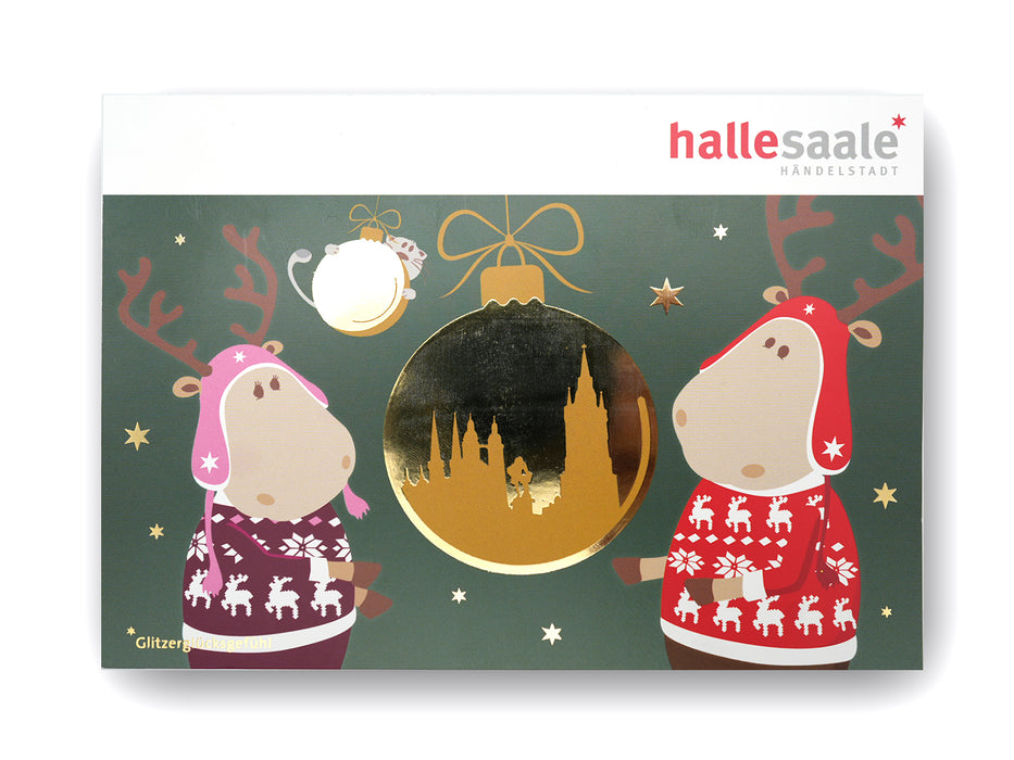 Die Postkarte „Finni & Rudi“ – Adventszeit * Glitzerglücksgefühl zeigt Finni & Rudi in festlichen Pullovern neben einer goldenen Weihnachtskugel mit Skyline, Sternen und „hallesaale HÄNDELSTADT“ – perfekt zum Teilen der Weihnachtsfreude.