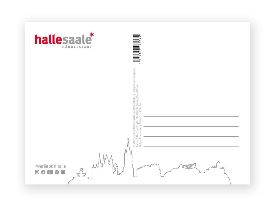Die Postkarte „Hallesche Sehenswürdigkeiten“ zeigt HALLE SAALE HANDELSTADT und Halle Postkarte in Rot/Grau oben links, Barcode oben in der Mitte, soziale Symbole und #verliebtinhalle unten links, Adresszeilen rechts und unten eine schwarze Skyline mit Sehenswürdigkeiten.