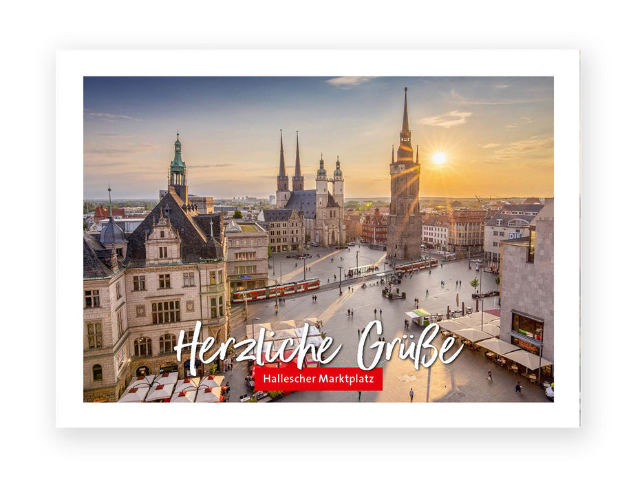 Ein malerischer Blick auf den Halleschen Marktplatz bei Sonnenuntergang mit historischen Gebäuden, Kirchtürmen und einem belebten Platz mit Menschen und Straßenbahnen. In weißer Schrift steht „Herzliche Grüße“, darunter ein rotes Schild mit der Aufschrift „Hallescher Marktplatz“.