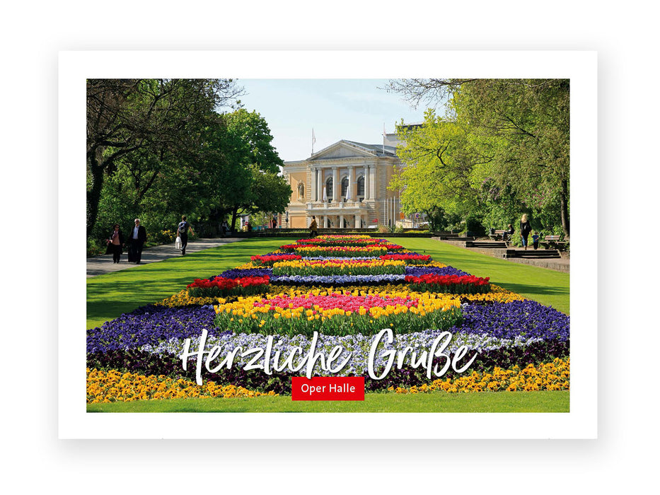 Die Postkarte „Oper Halle“ zeigt farbenfrohe Blumenbeete, die zum Opernhaus führen, und flanierende Menschen. Der deutsche Text „Herzliche Grüße“ und „Oper Halle“ auf einem roten Etikett sorgen für eine fröhliche Atmosphäre.