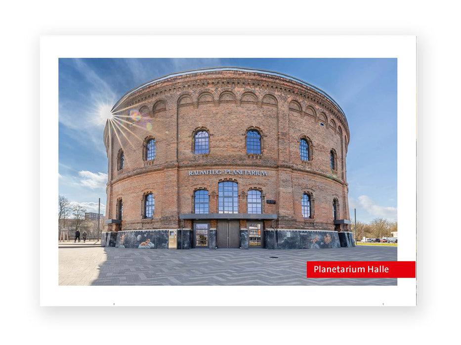 Die Postkarte „Planetarium Halle“ zeigt ein großes, rundes Backsteingebäude mit Bogenfenstern und dem Schild „Raumflug-Planetarium“ über dem Eingang unter strahlend blauem Himmel. Auf einem roten Schild steht „Planetarium Halle“, eine Top-Sehenswürdigkeit der Stadt.