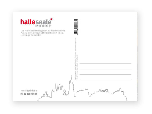 Die Postkarte „Planetarium Halle“ zeigt oben links „halle saale HANDELSTADT“ und einen roten Stern, rechts deutschen Text, Adresszeilen und unten eine schwarze Skyline mit Sehenswürdigkeiten wie Gasometer und Planetarium Halle. Unten links sind Social-Media-Symbole zu sehen.