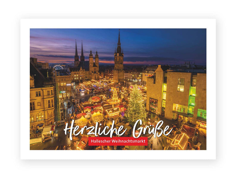 Die Postkarte „Hallescher Weihnachtsmarkt“ zeigt einen festlichen Markt auf dem Halleschen Marktplatz in Halle (Saale) mit funkelnden Lichtern, geschmückten Buden und Bäumen, eingerahmt von Kirchtürmen. Text: Herzliche Grüße Hallescher Weihnachtsmarkt.