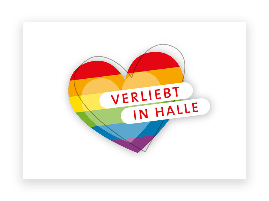 Der Postkartenaufkleber „Verliebt in Halle“ mit Regenbogen-Herz zeigt ein buntes LGBTQ+ Herz auf Weiß, überspannt von zwei schrägen weißen Balken mit rotem Schriftzug – die perfekte Ergänzung für deine Halle-Postkarte!.