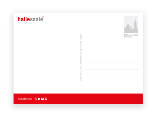 Der Postkartenaufkleber „Verliebt in Halle“ zeigt „Halle Saale“ in Rot oben links auf weißem Grund mit rotem Rand unten, Social Media Icons und Hashtag #verliebtinhalle. Rechts ist Platz für Marke und Adresse – perfekt, um deine Liebe zu zeigen!.