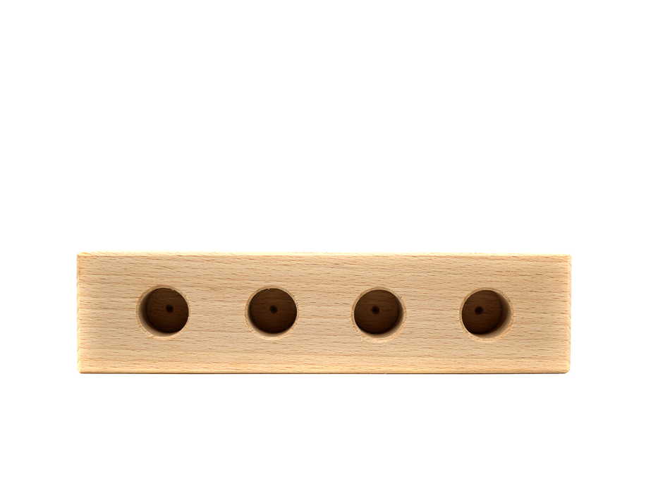Der Reagenzglashalter, ein rechteckiger Block aus hellem Holz mit vier gleichmäßig verteilten runden Löchern zur Aufnahme von Reagenzgläsern, ist fachmännisch handgefertigt und wird horizontal auf einem schlichten weißen Hintergrund präsentiert.
