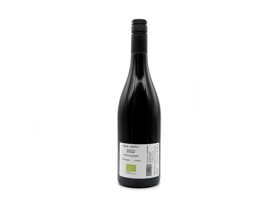 Purer Genuss aus dem Saalekreis Dieser Wein vom Weingut Born ist perfekt für gesellige Abende oder für den entspannten Moment zu zweit. Abgefüllt beim regionalen Winzer verspricht er top Qualität und klares, frisches Kirscharoma gepaart mit Lakritz, Brombeere und Johannisbeere.