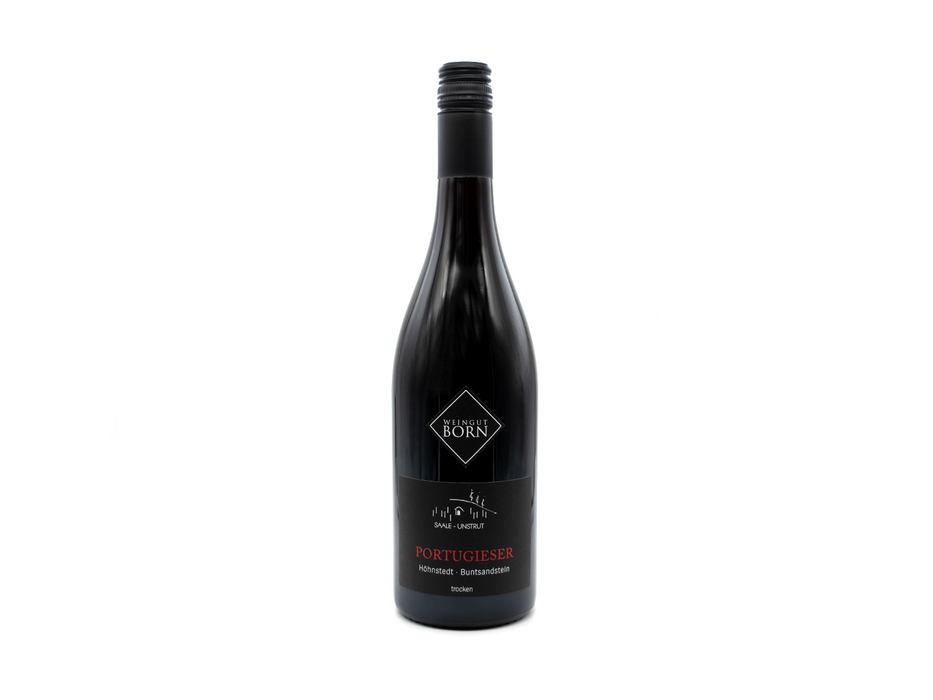 Purer Genuss aus dem Saalekreis Dieser Wein vom Weingut Born ist perfekt für gesellige Abende oder für den entspannten Moment zu zweit. Abgefüllt beim regionalen Winzer verspricht er top Qualität und klares, frisches Kirscharoma gepaart mit Lakritz, Brombeere und Johannisbeere.