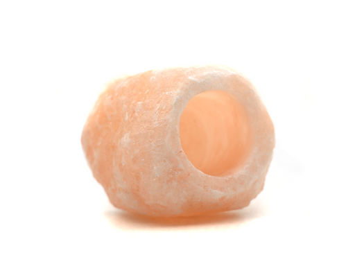 Eine Salzlampe aus rosa Himalaya-Salz mit rauer Textur und rosa-orangefarbenem Farbton steht auf weißem Untergrund. Weiße Salzkristalle betonen ihren natürlichen Charme und vermitteln das Ambiente von „Natur ins Haus“.