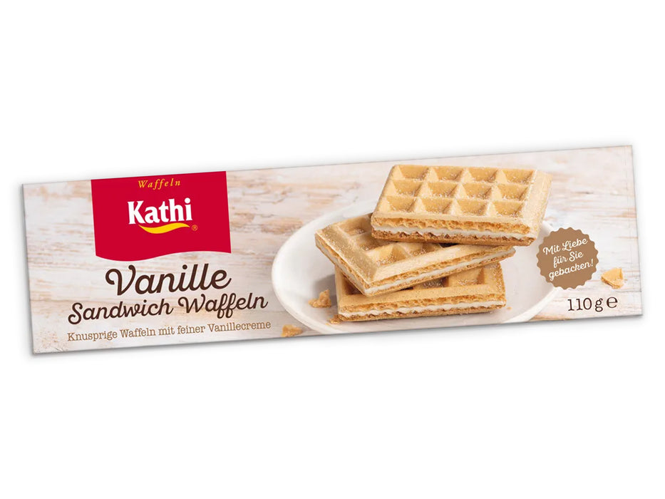 Eine rechteckige Packung Sandwich Waffeln zeigt drei gestapelte Vanillecreme-Waffeln auf einem Teller. Die 110 g schwere weiße Verpackung mit gelb-braunem Text und dem roten Kathi-Logo oben links macht sie zum idealen Snack.