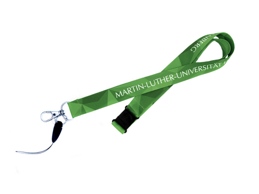 Das Schlüsselband „Martin-Luther-Universität“ ist grün mit einem geometrischen Muster und weißem MARTIN-LUTHER-UNIVERSITÄT-Text. Mit Abreißverschluss und Metallclip – ideal für Ausweise oder Schlüssel an der Universität Halle oder der Tourist-Information Halle.