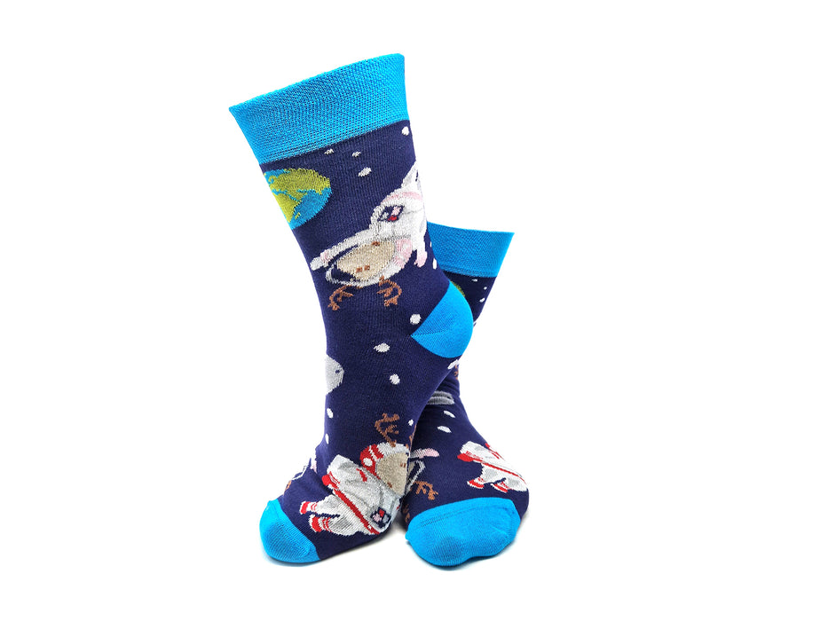 Die Socken "Finni & Rudi" Space Walk sind marineblaue Socken mit leuchtend blauen Akzenten. Weiße Kaninchen in Weltraumhelmen schweben zwischen Sternen und der Erde. Hergestellt nach OEKO-TEX Standard 100 für zusätzlichen Komfort.