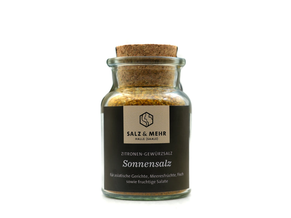 Ein Glas mit Korkdeckel und der Aufschrift „SALZ & MEHR, Zitronen-Gewürzsalz, Sonnensalz“ aus dem Salz & Mehr-Bundle „Sonnensalz groß mit Salzschaufel“, perfekt für asiatische Gerichte, Meeresfrüchte, Fisch und fruchtige Salate.