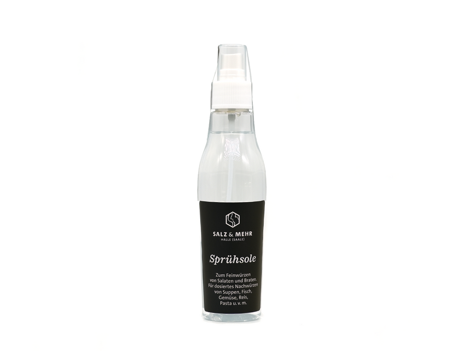 Eine durchsichtige Plastiksprühflasche mit der Aufschrift "Salz & Mehr Sprühsole" und einem schwarzen Etikett, die Salzlösung zum Würzen von Speisen enthält.