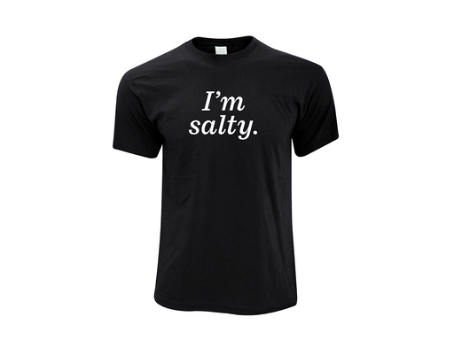 Das T-Shirt „I'm salty“ von hallesaale* | Shop ist ein schwarzes Bio-Baumwolle-T-Shirt mit dem weißen Schriftzug „I'm salty.“ auf der Brust. Mit Rundhalsausschnitt und lässiger Passform erscheint es zentriert auf einem schlichten weißen Hintergrund – ideal für ein unkompliziertes Freizeitmode-Styling.
