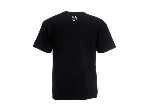 Das T-Shirt „I’m salty“ ist von hinten in schlichter schwarzer Bio-Baumwolle abgebildet. Unter dem Halsausschnitt befindet sich ein kleines weißes geometrisches Logo, das sich von einem weißen Hintergrund abhebt – ideal für moderne Freizeitmode.