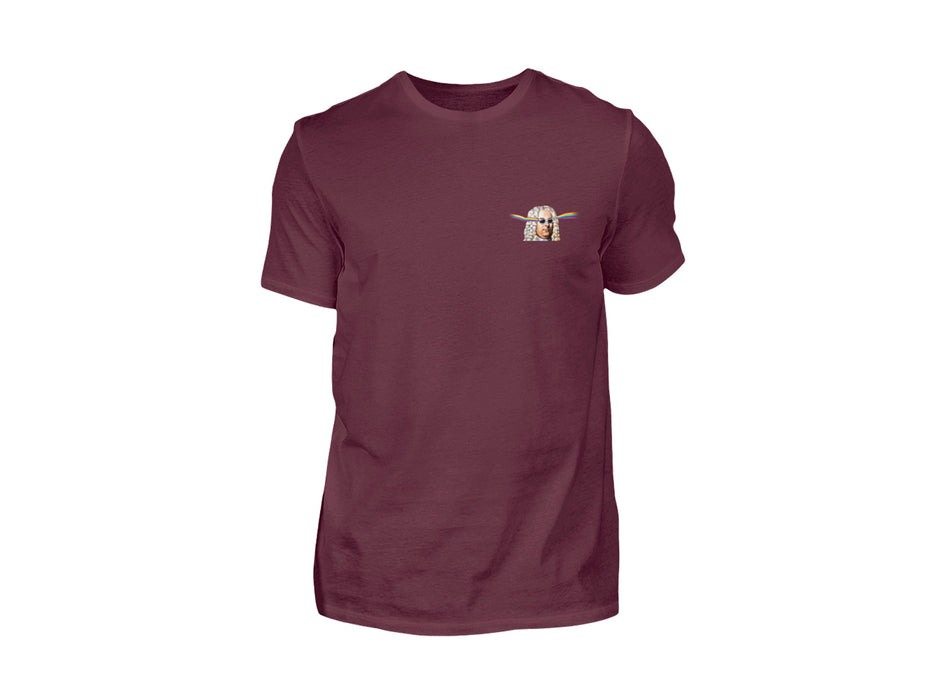 Das T-Shirt „Graffiti-Händel“ ist ein schlichtes kastanienbraunes Baumwollshirt mit einem kleinen gestickten Baby Yoda (Grogu), der eine Tasse hält, auf der linken Brust, hergestellt im Digital Direkt Druck und abgebildet vor einem weißen Hintergrund.