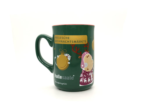 Eine grüne Weihnachtstasse „Finni & Rudi“ von Karton – 48x Tasse, mit weihnachtlichen Motiven (Ornament, Rentier, Bär), Schriftzug „Hallesaal“ am Boden, roter Rand, weißer Untergrund; Lieferung in einer gelben Box mit dem Motiv der Halleschen Weihnachtsmärkte.