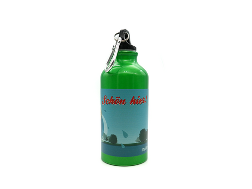 Treue Begleiterin für die Kleinen Die Trinkflasche mit den beiden Rentieren Finni & Rudi ist der perfekte Begleiter beim Wandertag, beim Sport oder in Kindergarten und Schule. Mit dem Namensfeld und dem farbig abgesetzen Karabinerhaken geht sie weder am Rucksack noch an der Gürtelschlaufe verloren.