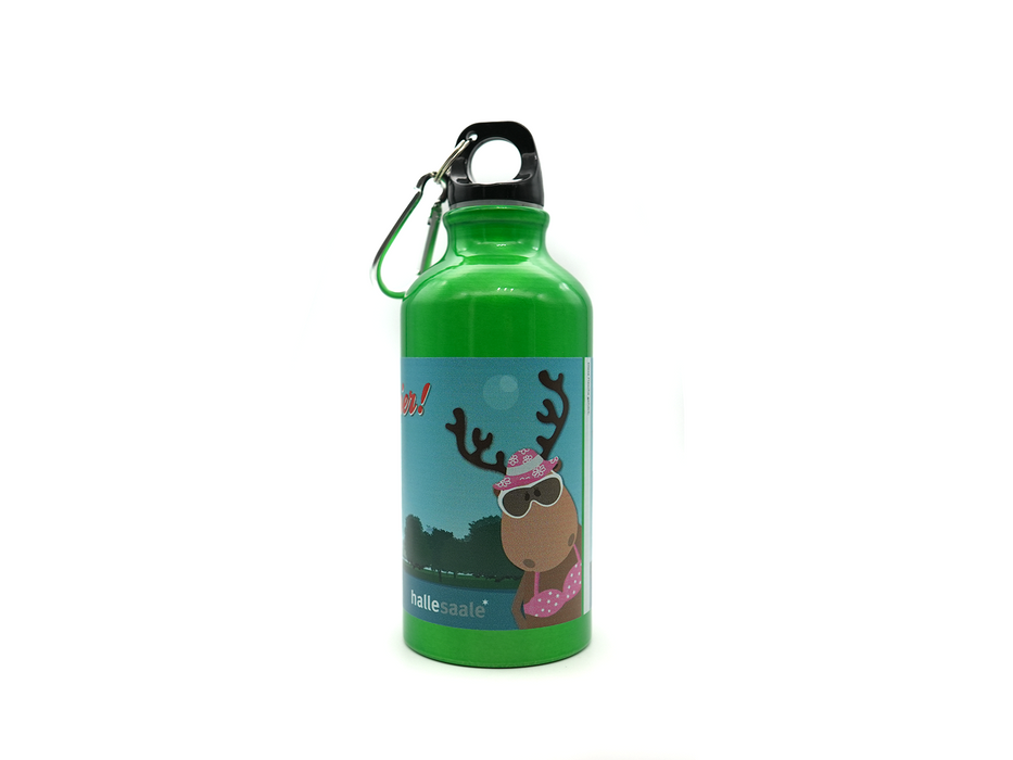 Treue Begleiterin für die Kleinen Die Trinkflasche mit den beiden Rentieren Finni & Rudi ist der perfekte Begleiter beim Wandertag, beim Sport oder in Kindergarten und Schule. Mit dem Namensfeld und dem farbig abgesetzen Karabinerhaken geht sie weder am Rucksack noch an der Gürtelschlaufe verloren.