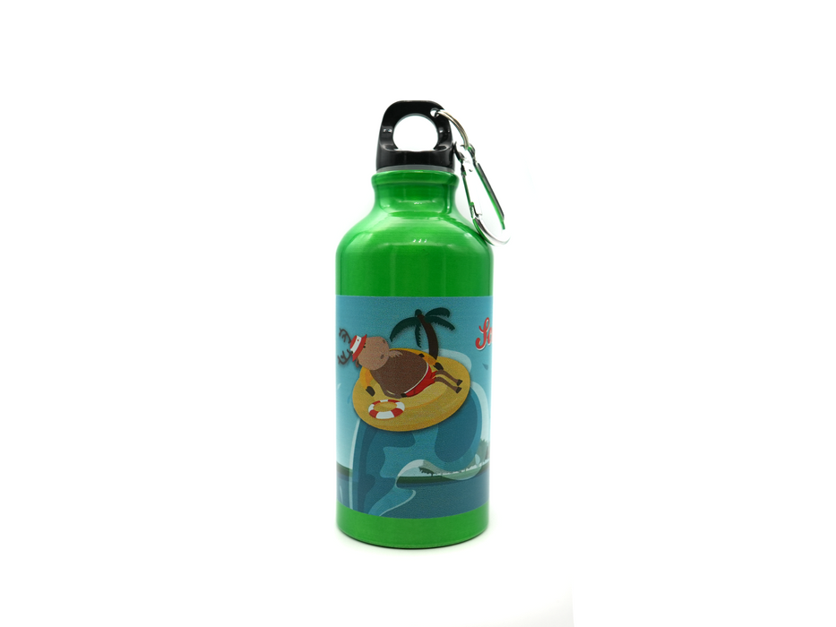 Treue Begleiterin für die Kleinen Die Trinkflasche mit den beiden Rentieren Finni & Rudi ist der perfekte Begleiter beim Wandertag, beim Sport oder in Kindergarten und Schule. Mit dem Namensfeld und dem farbig abgesetzen Karabinerhaken geht sie weder am Rucksack noch an der Gürtelschlaufe verloren.