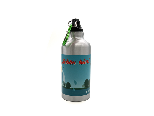 Treue Begleiterin für die Kleinen Die Trinkflasche mit den beiden Rentieren Finni & Rudi ist der perfekte Begleiter beim Wandertag, beim Sport oder in Kindergarten und Schule. Mit dem Namensfeld und dem farbig abgesetzen Karabinerhaken geht sie weder am Rucksack noch an der Gürtelschlaufe verloren.